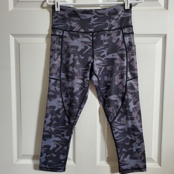 VYIA Active Camo Capri Leggings – Size 8-10 - Picture 5 of 11